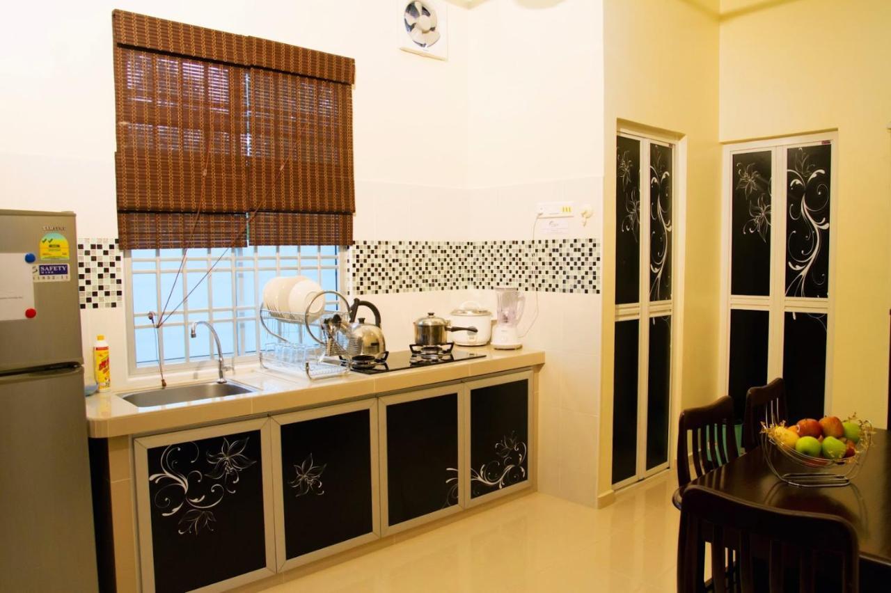 Homestay Hj Esmon Parit Raja Uthm Batu Pahat Exteriér fotografie
